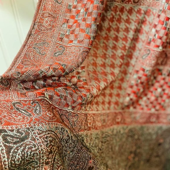 Beautiful Large Scarf/Wrap/Shawl in Stunning Colors - Picture 2 of 3